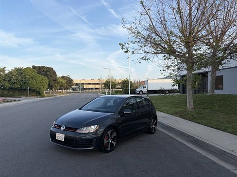 Used 2017 Volkswagen GTI SE image 8