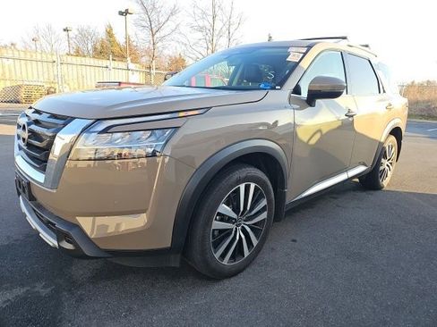 Used 2024 Nissan Pathfinder Platinum image 1