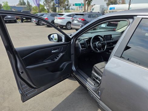 Used 2024 Nissan Rogue SV image 38