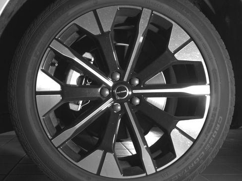 Certified 2026 Volvo XC60 B5 Plus AWD/4WD image 23