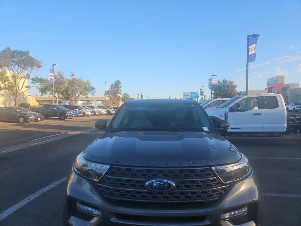 Used 2021 Ford Explorer XLT w/ Equipment Group 202A AWD/4WD image 2