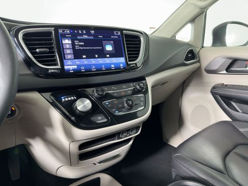 Used 2023 Chrysler Pacifica Touring-L image 23
