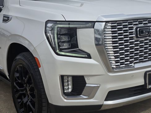 Used 2022 GMC Yukon XL Denali w/ Denali Premium Package image 9