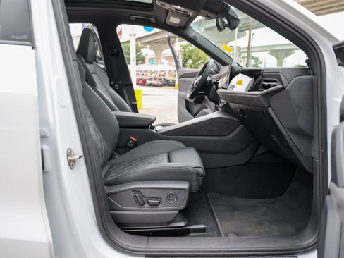Used 2025 Audi SQ5 Premium Plus AWD/4WD image 46