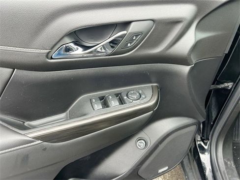 Used 2023 GMC Acadia SLT image 23