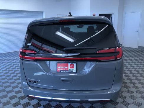 Used 2025 Chrysler Pacifica Select FWD image 14