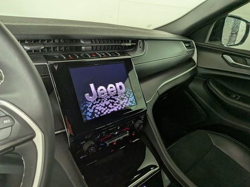 Certified 2024 Jeep Grand Cherokee Altitude image 27