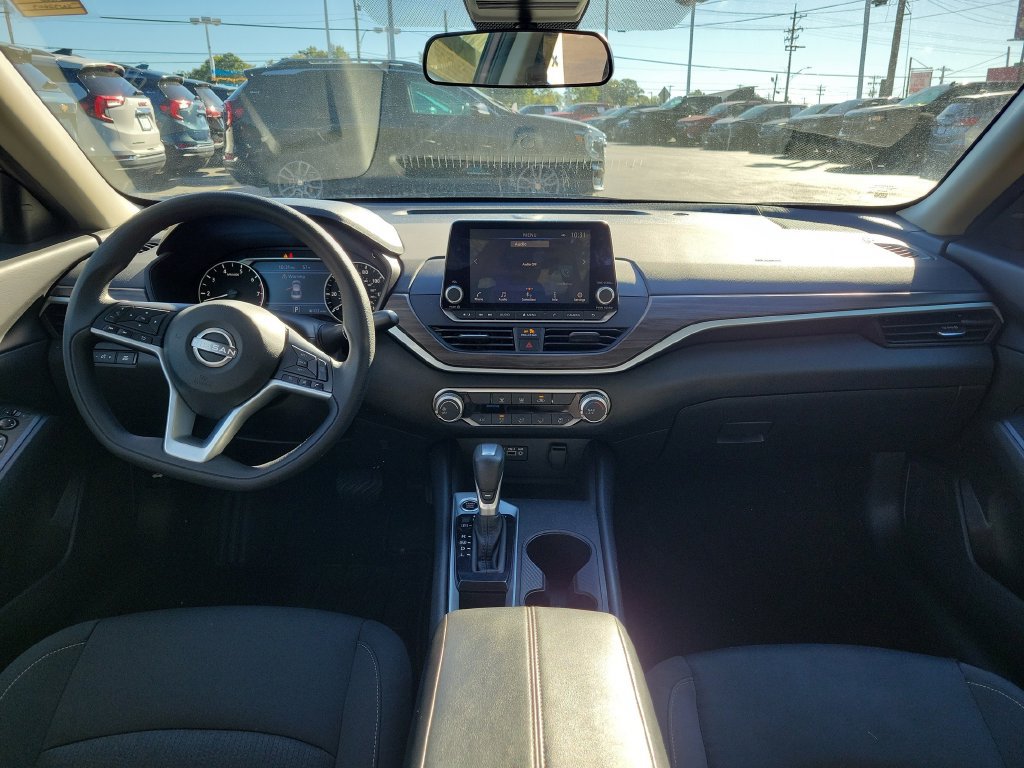 Used 2025 Nissan Altima 2.5 SV FWD image 13