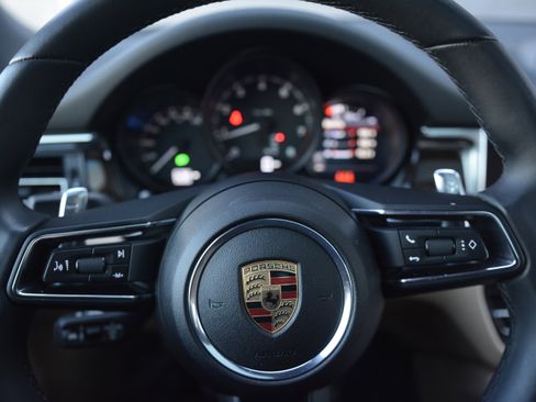 Certified 2025 Porsche Macan image 17