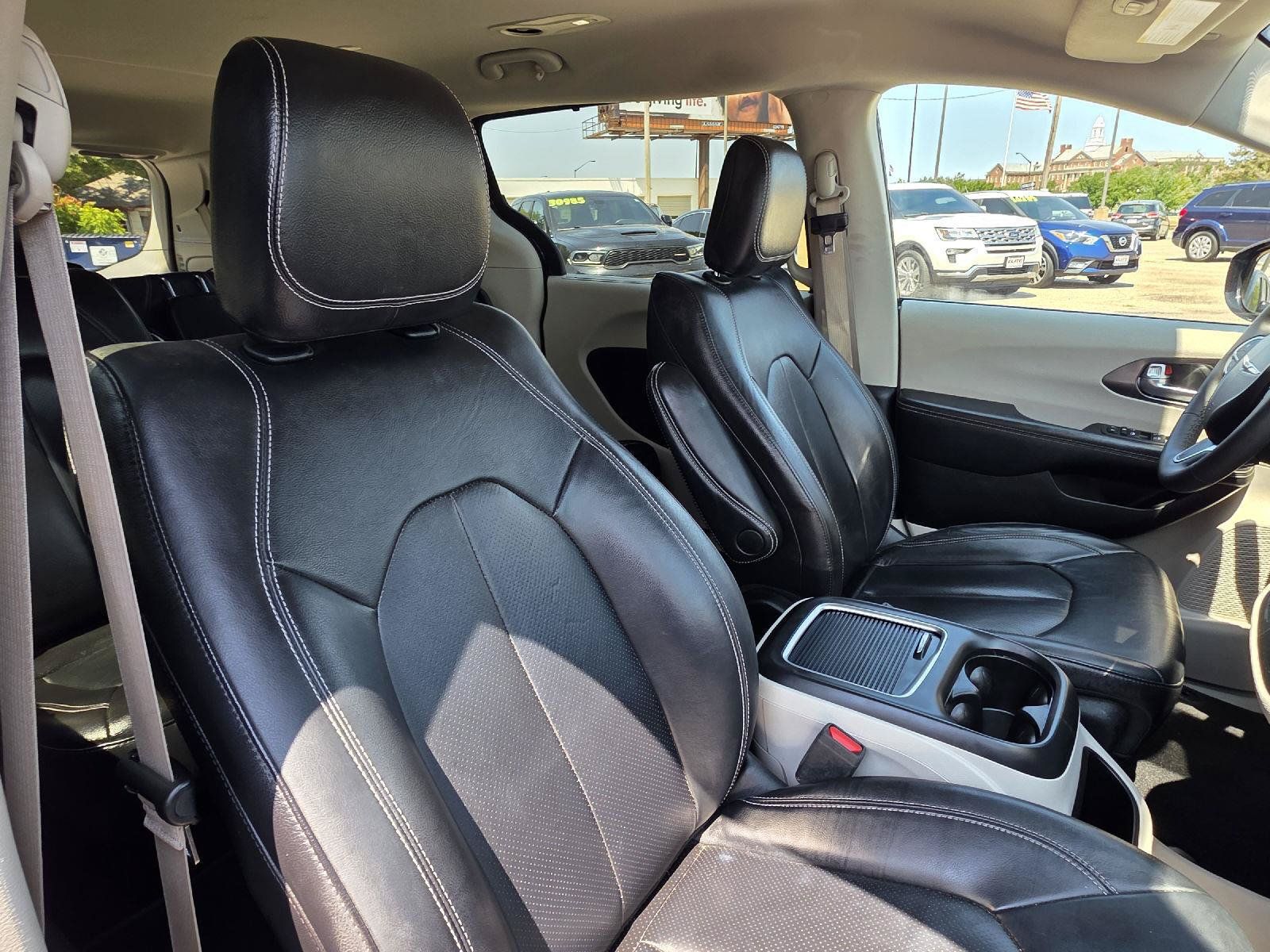 Used 2022 Chrysler Pacifica Touring-L FWD image 25