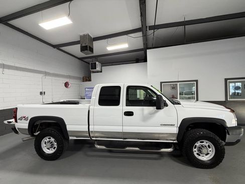 Used 2006 Chevrolet Silverado 2500 LS w/ Skid Plate Package AWD/4WD image 5