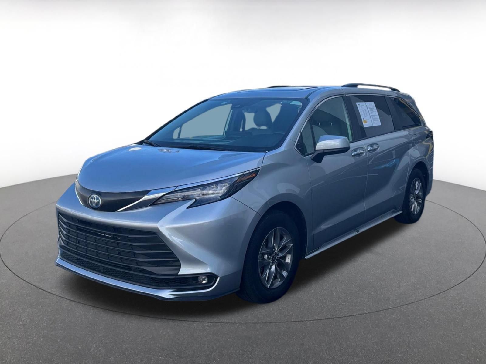 Used 2025 Toyota Sienna XLE FWD image 6