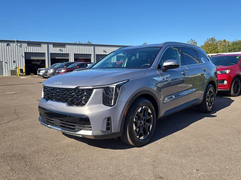 Certified 2025 Kia Sorento S image 4