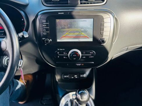 Used 2018 Kia Soul + image 15