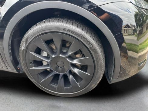 Used 2023 Tesla Model Y AWD image 15