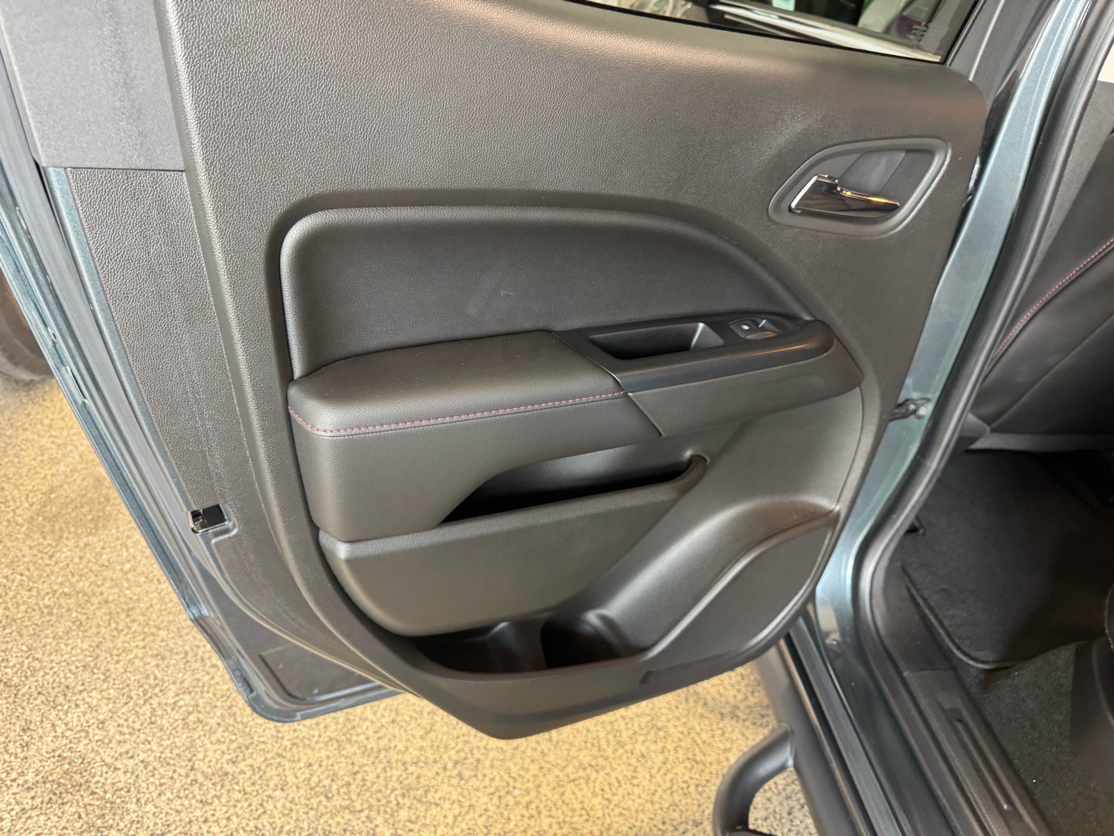 Used 2015 GMC Canyon SLE w/ All-Terrain Package AWD/4WD image 10