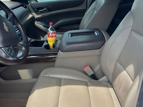 Used 2020 Chevrolet Suburban LT RWD image 3
