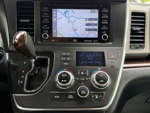 Used 2018 Toyota Sienna Limited Premium FWD image 42
