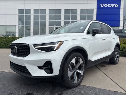 Certified 2026 Volvo XC40 B5 Plus AWD/4WD image 2
