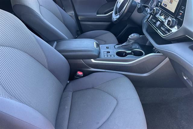 Used 2024 Toyota Highlander LE AWD/4WD image 18