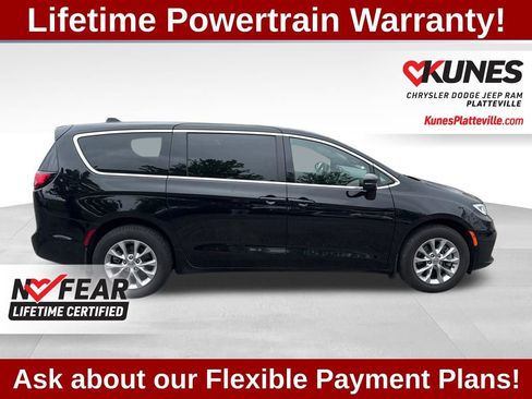 Used 2025 Chrysler Pacifica Select AWD/4WD image 11