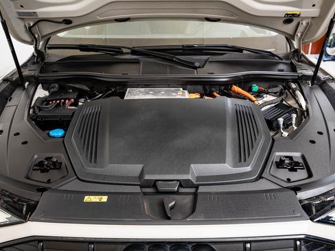 Used 2021 Audi e-tron Prestige w/ Prestige Package image 47