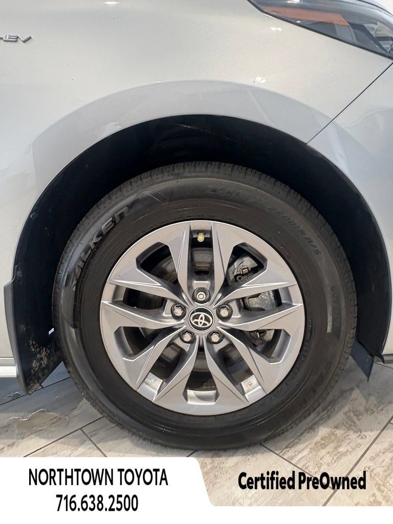 Used 2025 Toyota Sienna LE w/ LE Plus Package AWD/4WD image 9