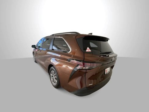 Certified 2023 Toyota Sienna LE image 6