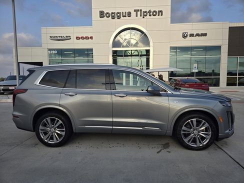 Used 2024 Cadillac XT6 Premium Luxury image 2