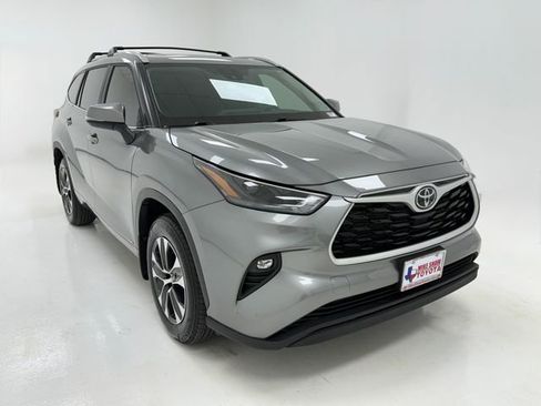 Used 2026 Toyota Highlander XLE AWD/4WD image 2