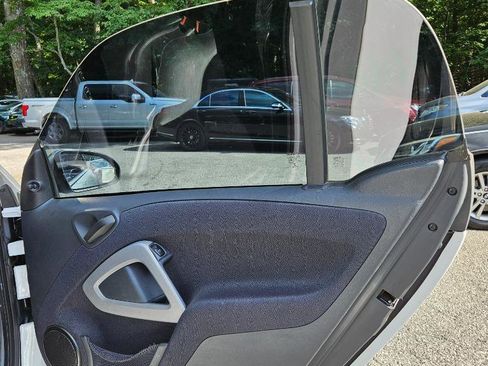 Used 2015 smart fortwo pure image 24