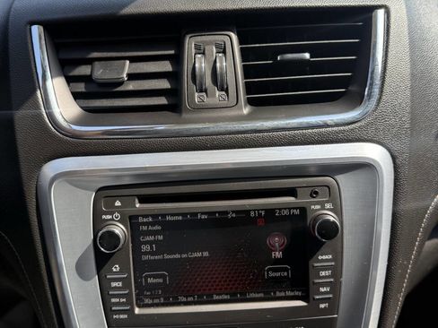 Used 2015 GMC Acadia SLT image 17