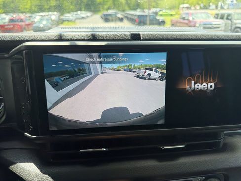Used 2024 Jeep Wrangler Unlimited AWD/4WD image 26