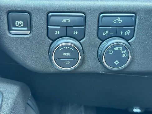 Used 2025 Chevrolet Silverado 1500 LT AWD/4WD image 18