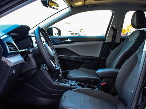 Used 2023 Volkswagen Taos SE w/ Panoramic Sunroof Package image 30