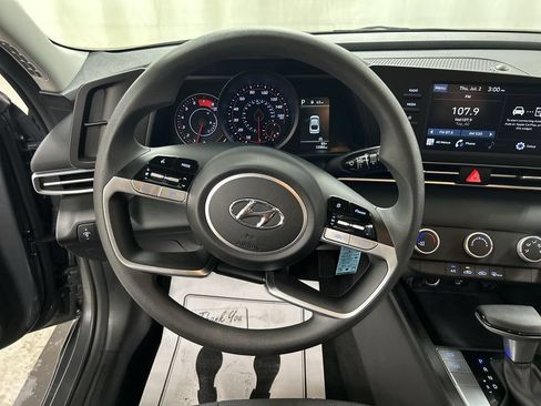 Used 2023 Hyundai Elantra SE FWD image 4
