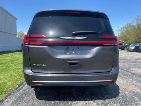 Used 2023 Chrysler Pacifica Touring-L FWD image 12