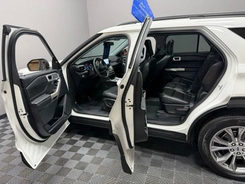 Used 2022 Ford Explorer XLT w/ Equipment Group 202A AWD/4WD image 13
