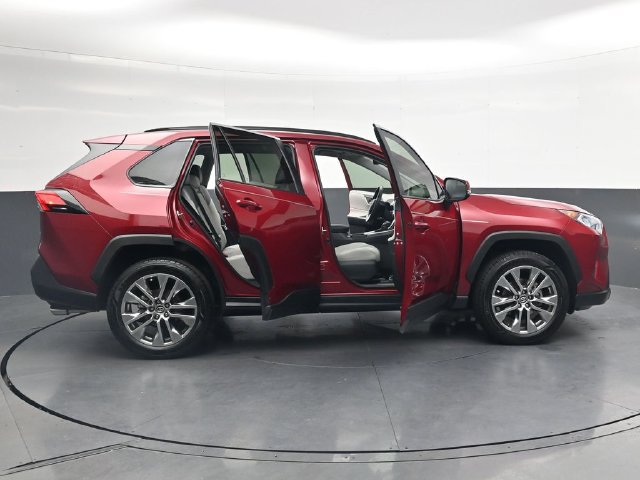 Used 2020 Toyota RAV4 XLE Premium FWD image 38