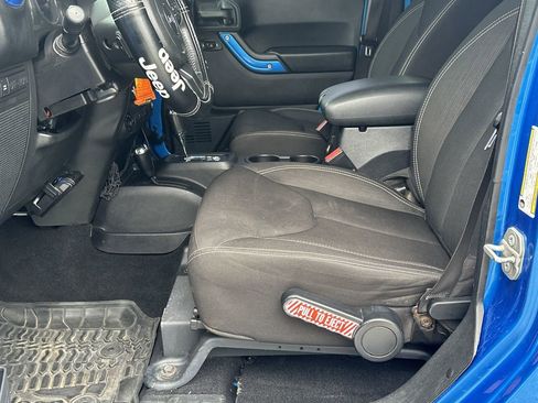 Used 2015 Jeep Wrangler Unlimited Rubicon w/ Connectivity Group AWD/4WD image 9