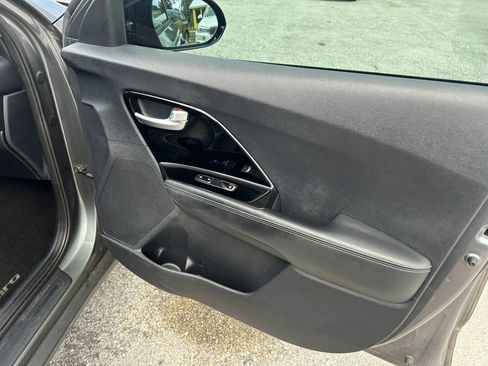 Used 2017 Kia Niro EX FWD image 14