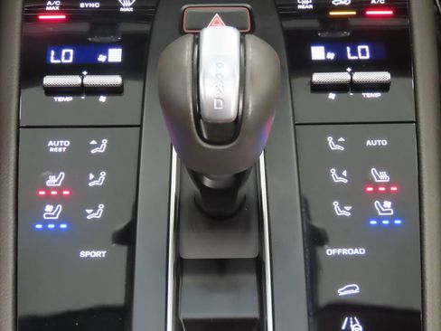 Certified 2024 Porsche Macan AWD/4WD image 26