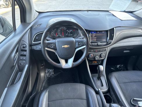 Used 2021 Chevrolet Trax LT w/ LT Convenience Package FWD image 8