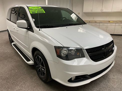 Used 2016 Dodge Grand Caravan SXT w/ UConnect Hands-Free Group image 3