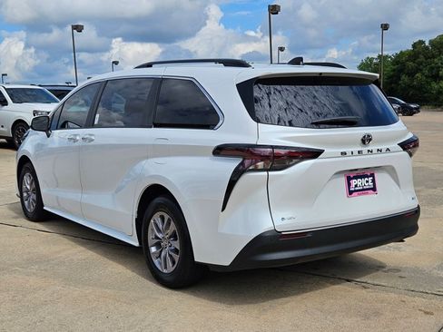 Used 2026 Toyota Sienna XLE FWD image 8