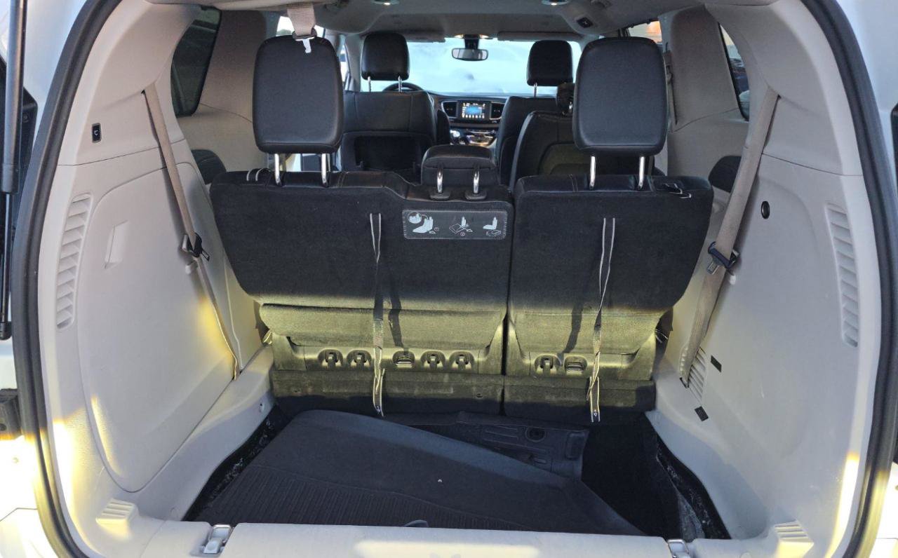 Used 2019 Chrysler Pacifica Touring-L FWD image 19