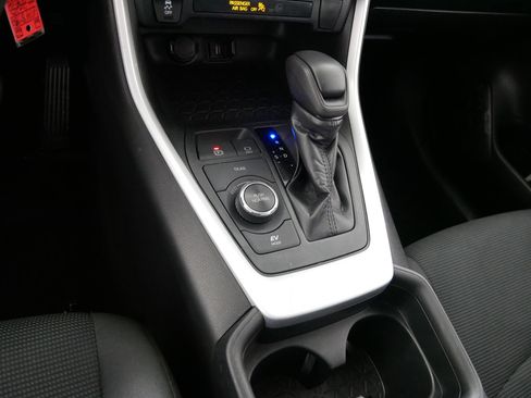 Used 2020 Toyota RAV4 LE image 24