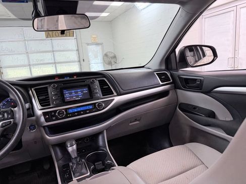 Used 2019 Toyota Highlander LE w/ Protection Package #3 AWD/4WD image 30