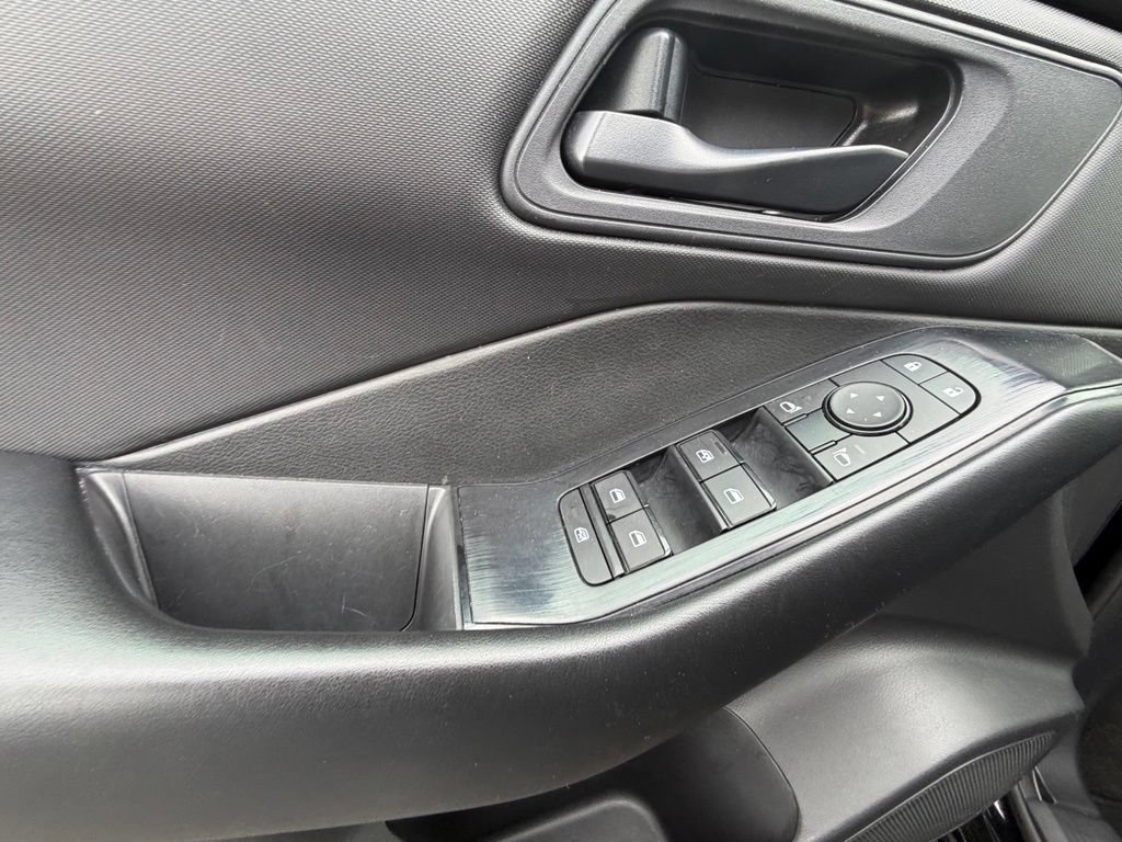 Used 2024 Nissan Rogue S AWD/4WD image 15