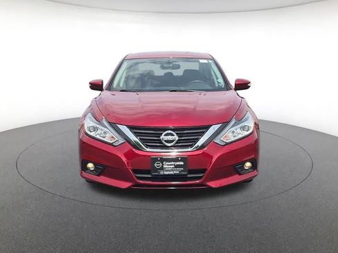 Used 2017 Nissan Altima 2.5 SV w/ Convenience Package FWD image 2